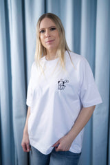 Oversized T-Shirt aus 100 % Bio-Baumwolle mit weitem, modernem Schnitt, erhältlich in Schwarz, Weiss und Natur. Individuell gestaltbar mit Wunschmotiv und frei wählbarer Platzierung. Weiche Qualität, überschnittene Ärmelansätze und lässiger Style für maximalen Tragekomfort. Mit kleinem schwarzen Druck eines fröhlichen Hundes auf der linken Brust.