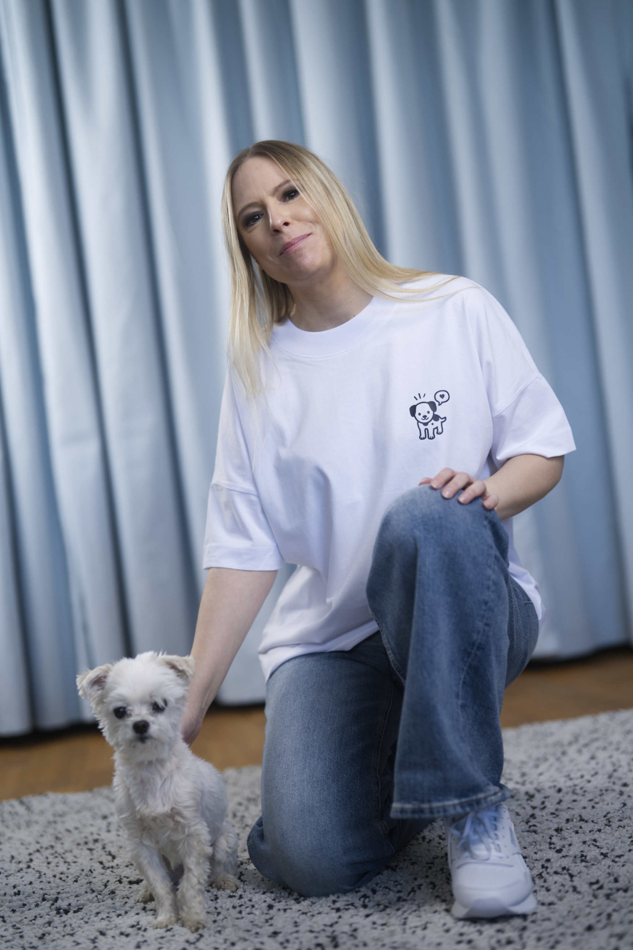 Oversized T-Shirt aus 100 % Bio-Baumwolle mit weitem, modernem Schnitt, erhältlich in Schwarz, Weiss und Natur. Individuell gestaltbar mit Wunschmotiv und frei wählbarer Platzierung. Weiche Qualität, überschnittene Ärmelansätze und lässiger Style für maximalen Tragekomfort. Vorderseite: Mit kleinem schwarzen Druck eines fröhlichen Hundes auf der linken Brust. Rückseite: Grosser schwarzer Hundedruck mit Sprechblase und der Aufschrift „DOG girl“.