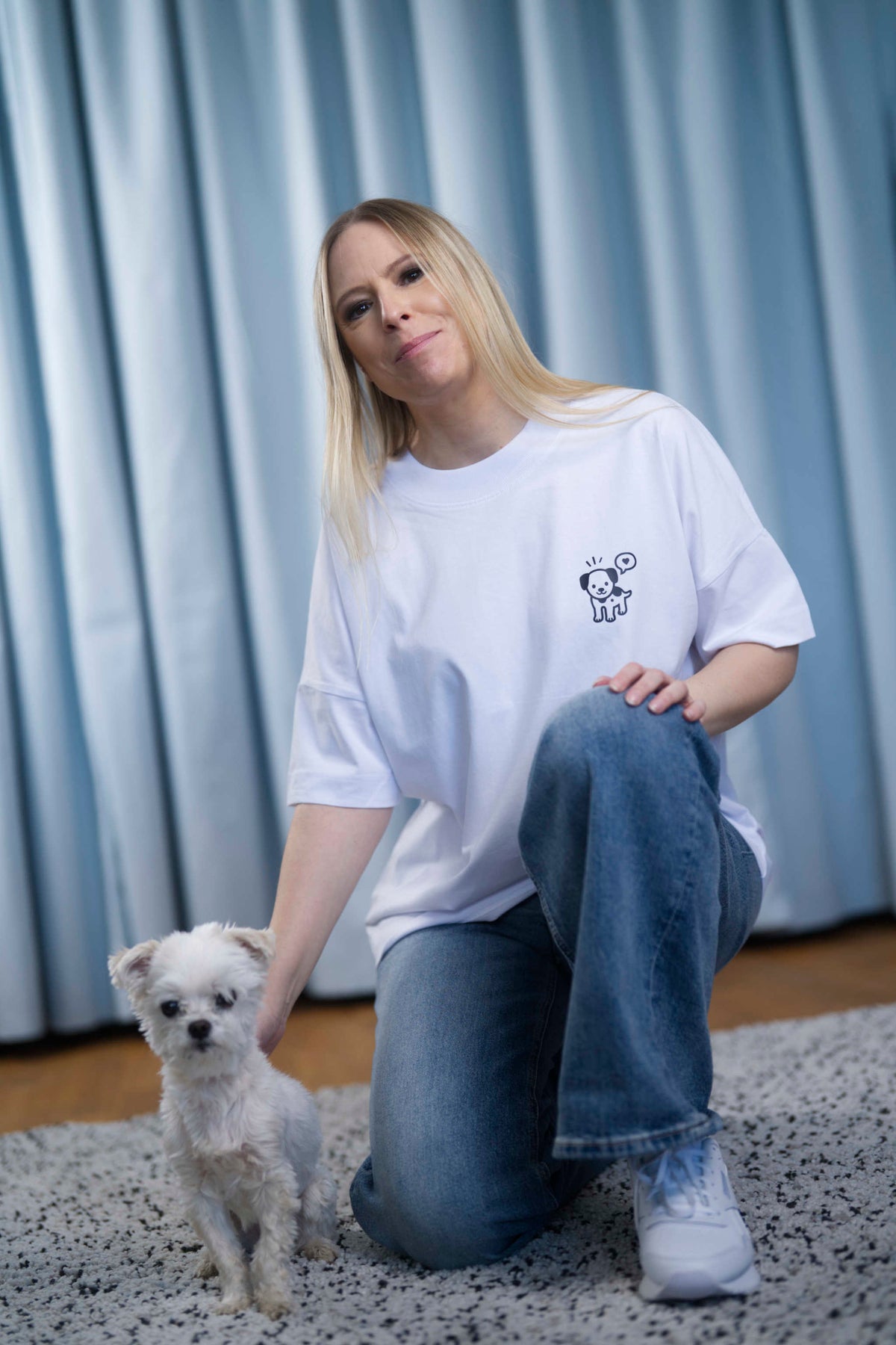 Oversized T-Shirt aus 100 % Bio-Baumwolle mit weitem, modernem Schnitt, erhältlich in Schwarz, Weiss und Natur. Individuell gestaltbar mit Wunschmotiv und frei wählbarer Platzierung. Weiche Qualität, überschnittene Ärmelansätze und lässiger Style für maximalen Tragekomfort. Vorderseite: Mit kleinem schwarzen Druck eines fröhlichen Hundes auf der linken Brust. Rückseite: Grosser schwarzer Hundedruck mit Sprechblase und der Aufschrift „DOG girl“.
