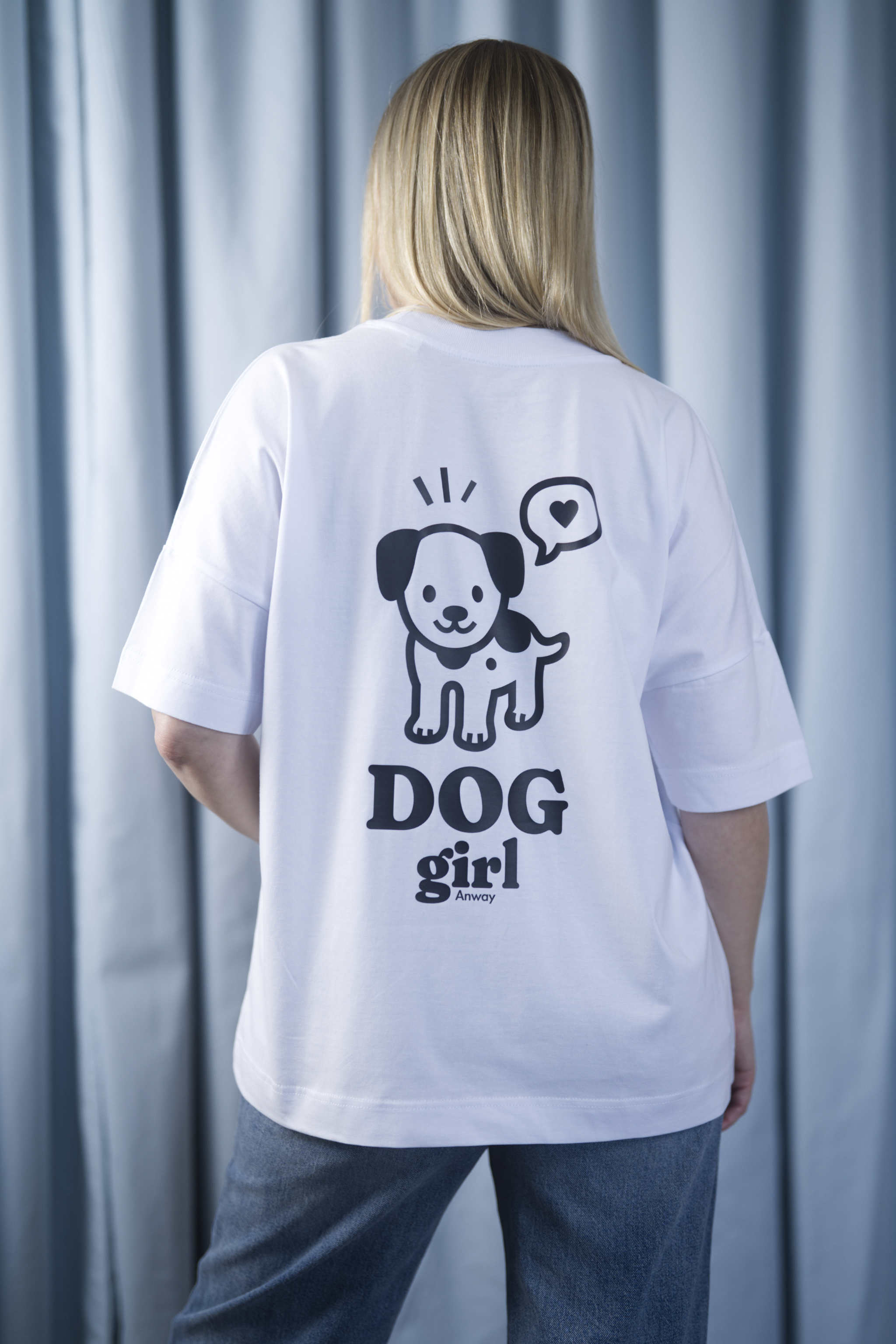 Oversized T-Shirt aus 100 % Bio-Baumwolle mit weitem, modernem Schnitt, erhältlich in Schwarz, Weiss und Natur. Individuell gestaltbar mit Wunschmotiv und frei wählbarer Platzierung. Weiche Qualität, überschnittene Ärmelansätze und lässiger Style für maximalen Tragekomfort. Vorderseite: Mit kleinem schwarzen Druck eines fröhlichen Hundes auf der linken Brust. Rückseite: Grosser schwarzer Hundedruck mit Sprechblase und der Aufschrift „DOG girl“.