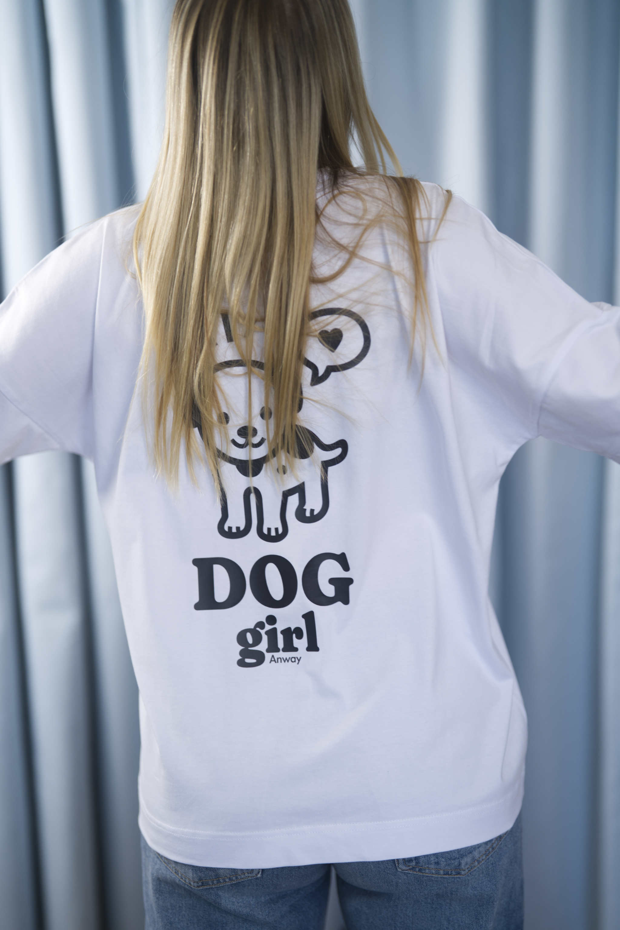 Oversized T-Shirt aus 100 % Bio-Baumwolle mit weitem, modernem Schnitt, erhältlich in Schwarz, Weiss und Natur. Individuell gestaltbar mit Wunschmotiv und frei wählbarer Platzierung. Weiche Qualität, überschnittene Ärmelansätze und lässiger Style für maximalen Tragekomfort. Grosser schwarzer Hundedruck mit Sprechblase und der Aufschrift „DOG girl“ auf der Rückseite.