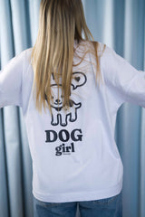 Oversized T-Shirt aus 100 % Bio-Baumwolle mit weitem, modernem Schnitt, erhältlich in Schwarz, Weiss und Natur. Individuell gestaltbar mit Wunschmotiv und frei wählbarer Platzierung. Weiche Qualität, überschnittene Ärmelansätze und lässiger Style für maximalen Tragekomfort. Grosser schwarzer Hundedruck mit Sprechblase und der Aufschrift „DOG girl“ auf der Rückseite.