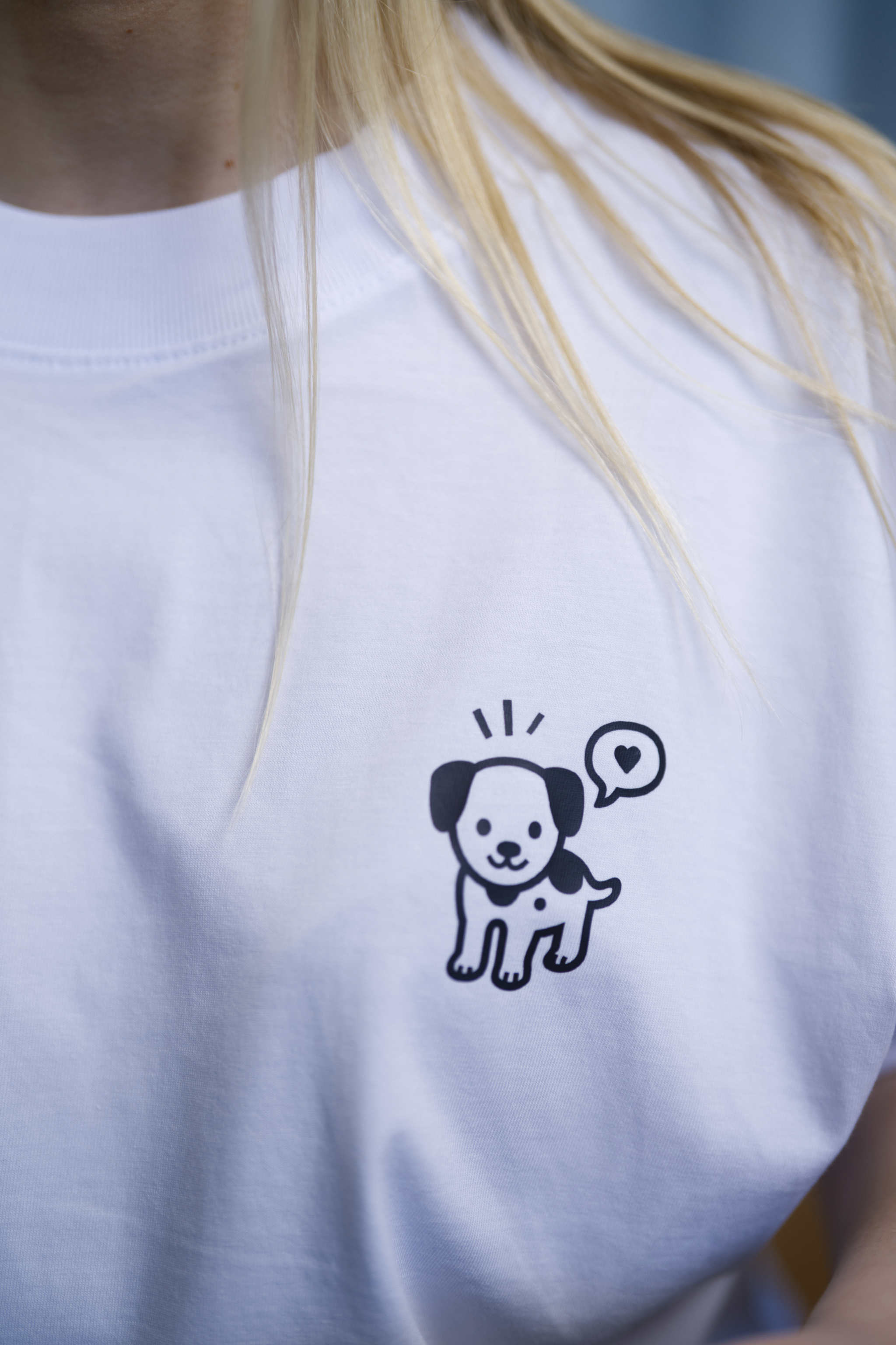 Oversized T-Shirt aus 100 % Bio-Baumwolle mit weitem, modernem Schnitt, erhältlich in Schwarz, Weiss und Natur. Individuell gestaltbar mit Wunschmotiv und frei wählbarer Platzierung. Weiche Qualität, überschnittene Ärmelansätze und lässiger Style für maximalen Tragekomfort. Vorderseite: Mit kleinem schwarzen Druck eines fröhlichen Hundes auf der linken Brust. Rückseite: Grosser schwarzer Hundedruck mit Sprechblase und der Aufschrift „DOG girl“.