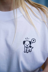 Oversized T-Shirt aus 100 % Bio-Baumwolle mit weitem, modernem Schnitt, erhältlich in Schwarz, Weiss und Natur. Individuell gestaltbar mit Wunschmotiv und frei wählbarer Platzierung. Weiche Qualität, überschnittene Ärmelansätze und lässiger Style für maximalen Tragekomfort. Vorderseite: Mit kleinem schwarzen Druck eines fröhlichen Hundes auf der linken Brust. Rückseite: Grosser schwarzer Hundedruck mit Sprechblase und der Aufschrift „DOG girl“.