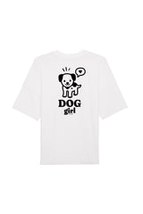 Oversized T-Shirt aus 100 % Bio-Baumwolle mit weitem, modernem Schnitt, erhältlich in Schwarz, Weiss und Natur. Individuell gestaltbar mit Wunschmotiv und frei wählbarer Platzierung. Weiche Qualität, überschnittene Ärmelansätze und lässiger Style für maximalen Tragekomfort. Vorderseite: Mit kleinem schwarzen Druck eines fröhlichen Hundes auf der linken Brust. Rückseite: Grosser schwarzer Hundedruck mit Sprechblase und der Aufschrift „DOG girl“.
