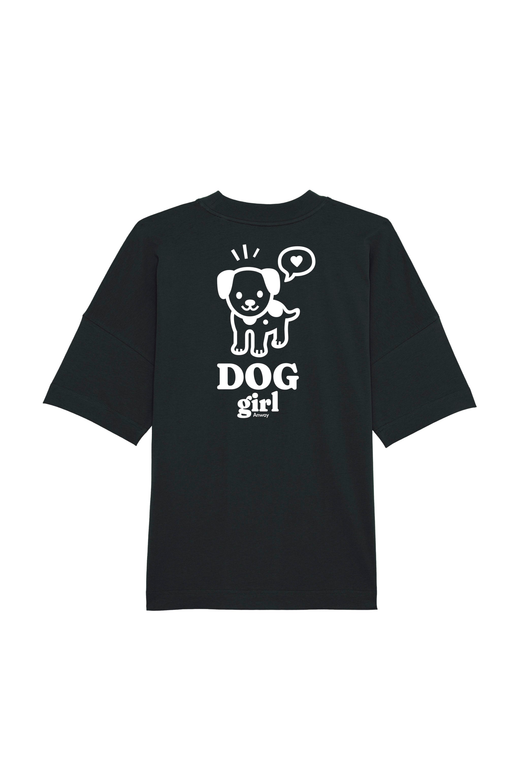 Oversized T-Shirt aus 100 % Bio-Baumwolle mit weitem, modernem Schnitt, erhältlich in Schwarz, Weiss und Natur. Individuell gestaltbar mit Wunschmotiv und frei wählbarer Platzierung. Weiche Qualität, überschnittene Ärmelansätze und lässiger Style für maximalen Tragekomfort. Vorderseite: Mit kleinem weissen Druck eines fröhlichen Hundes auf der linken Brust. Rückseite: Grosser weisser Hundedruck mit Sprechblase und der Aufschrift „DOG girl“.