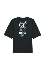 Oversized T-Shirt aus 100 % Bio-Baumwolle mit weitem, modernem Schnitt, erhältlich in Schwarz, Weiss und Natur. Individuell gestaltbar mit Wunschmotiv und frei wählbarer Platzierung. Weiche Qualität, überschnittene Ärmelansätze und lässiger Style für maximalen Tragekomfort. Vorderseite: Mit kleinem weissen Druck eines fröhlichen Hundes auf der linken Brust. Rückseite: Grosser weisser Hundedruck mit Sprechblase und der Aufschrift „DOG girl“.