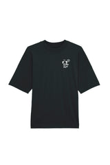 Oversized T-Shirt aus 100 % Bio-Baumwolle mit weitem, modernem Schnitt, erhältlich in Schwarz, Weiss und Natur. Individuell gestaltbar mit Wunschmotiv und frei wählbarer Platzierung. Weiche Qualität, überschnittene Ärmelansätze und lässiger Style für maximalen Tragekomfort. Mit kleinem weissen Druck eines fröhlichen Hundes auf der linken Brust.