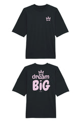 Oversized T-Shirt aus 100 % Bio-Baumwolle mit weitem, modernem Schnitt, erhältlich in Schwarz, Weiss und Natur. Individuell gestaltbar mit Wunschmotiv und frei wählbarer Platzierung. Weiche Qualität, überschnittene Ärmelansätze und lässiger Style für maximalen Tragekomfort. Vorderseite: Krone auf der linken Brust. Rückseite: Grosser Schriftzug „dream BIG“ mit Krone darüber.