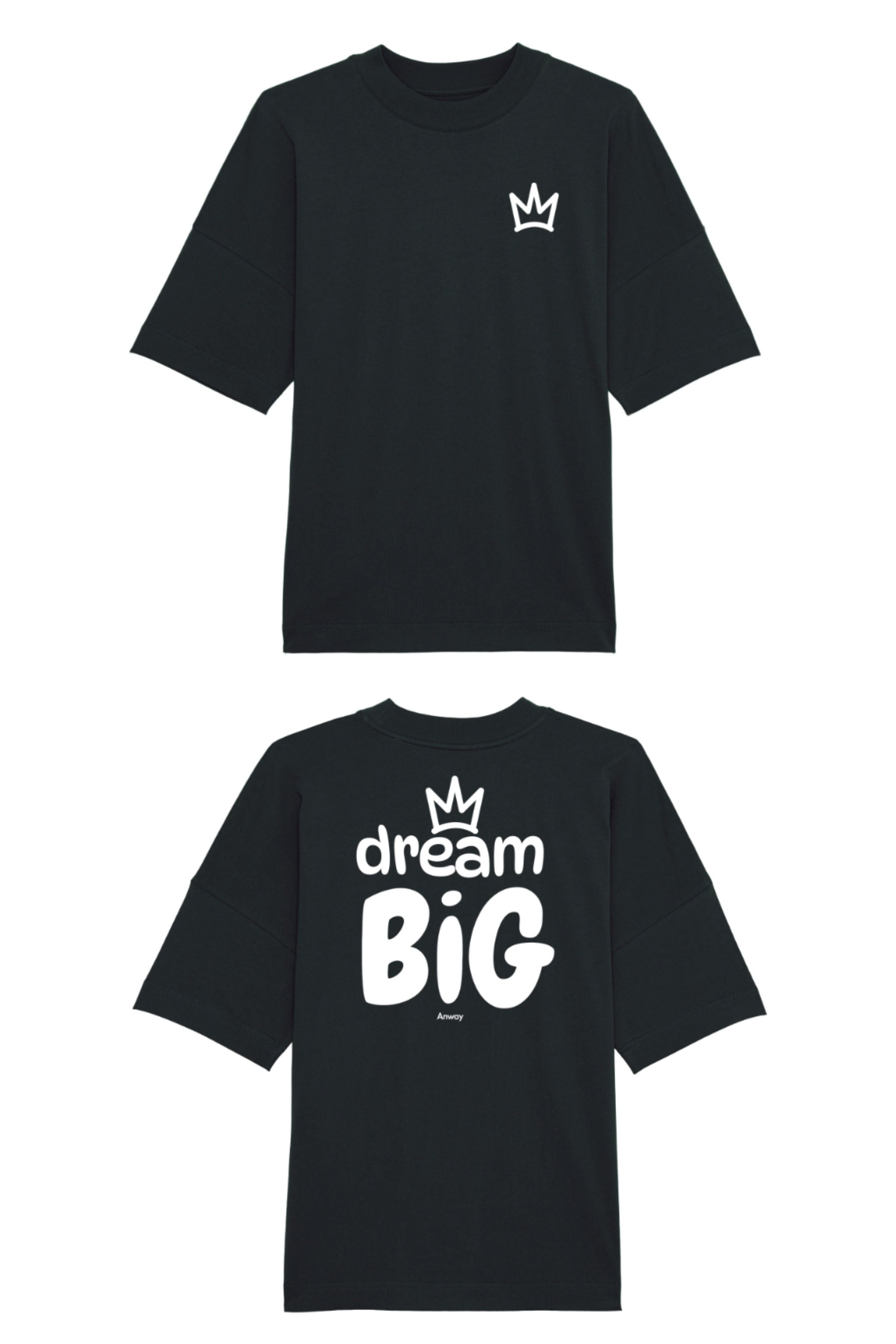 Oversized T-Shirt aus 100 % Bio-Baumwolle mit weitem, modernem Schnitt, erhältlich in Schwarz, Weiss und Natur. Individuell gestaltbar mit Wunschmotiv und frei wählbarer Platzierung. Weiche Qualität, überschnittene Ärmelansätze und lässiger Style für maximalen Tragekomfort. Vorderseite: Krone auf der linken Brust. Rückseite: Grosser Schriftzug „dream BIG“ mit Krone darüber.