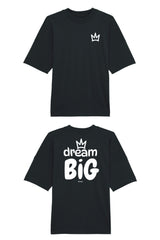 Oversized T-Shirt aus 100 % Bio-Baumwolle mit weitem, modernem Schnitt, erhältlich in Schwarz, Weiss und Natur. Individuell gestaltbar mit Wunschmotiv und frei wählbarer Platzierung. Weiche Qualität, überschnittene Ärmelansätze und lässiger Style für maximalen Tragekomfort. Vorderseite: Krone auf der linken Brust. Rückseite: Grosser Schriftzug „dream BIG“ mit Krone darüber.