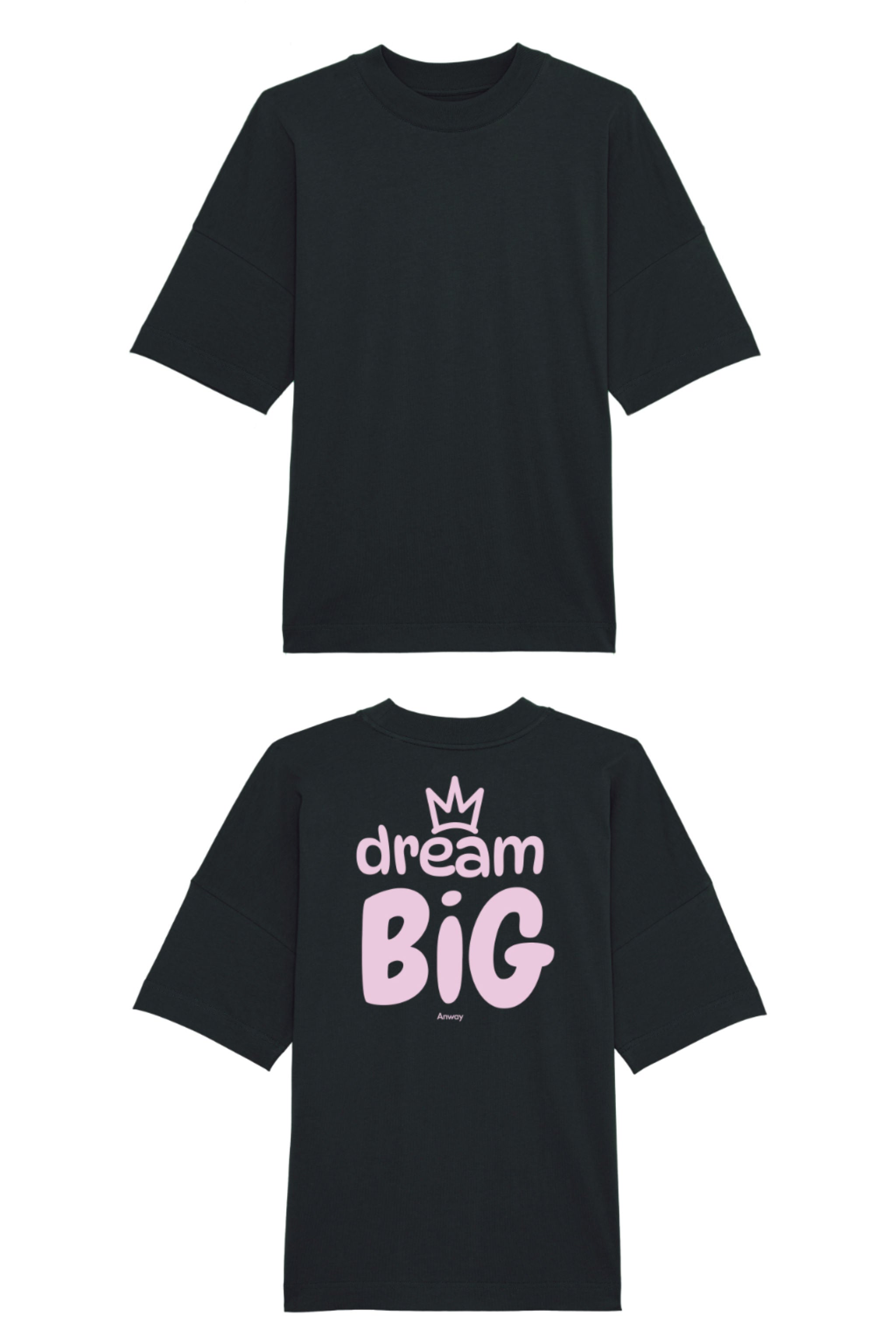 Oversized T-Shirt aus 100 % Bio-Baumwolle mit weitem, modernem Schnitt, erhältlich in Schwarz, Weiss und Natur. Individuell gestaltbar mit Wunschmotiv und frei wählbarer Platzierung. Weiche Qualität, überschnittene Ärmelansätze und lässiger Style für maximalen Tragekomfort. Grosser Schriftzug „dream BIG“ mit Krone darüber auf der Rückseite.