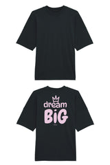 Oversized T-Shirt aus 100 % Bio-Baumwolle mit weitem, modernem Schnitt, erhältlich in Schwarz, Weiss und Natur. Individuell gestaltbar mit Wunschmotiv und frei wählbarer Platzierung. Weiche Qualität, überschnittene Ärmelansätze und lässiger Style für maximalen Tragekomfort. Grosser Schriftzug „dream BIG“ mit Krone darüber auf der Rückseite.