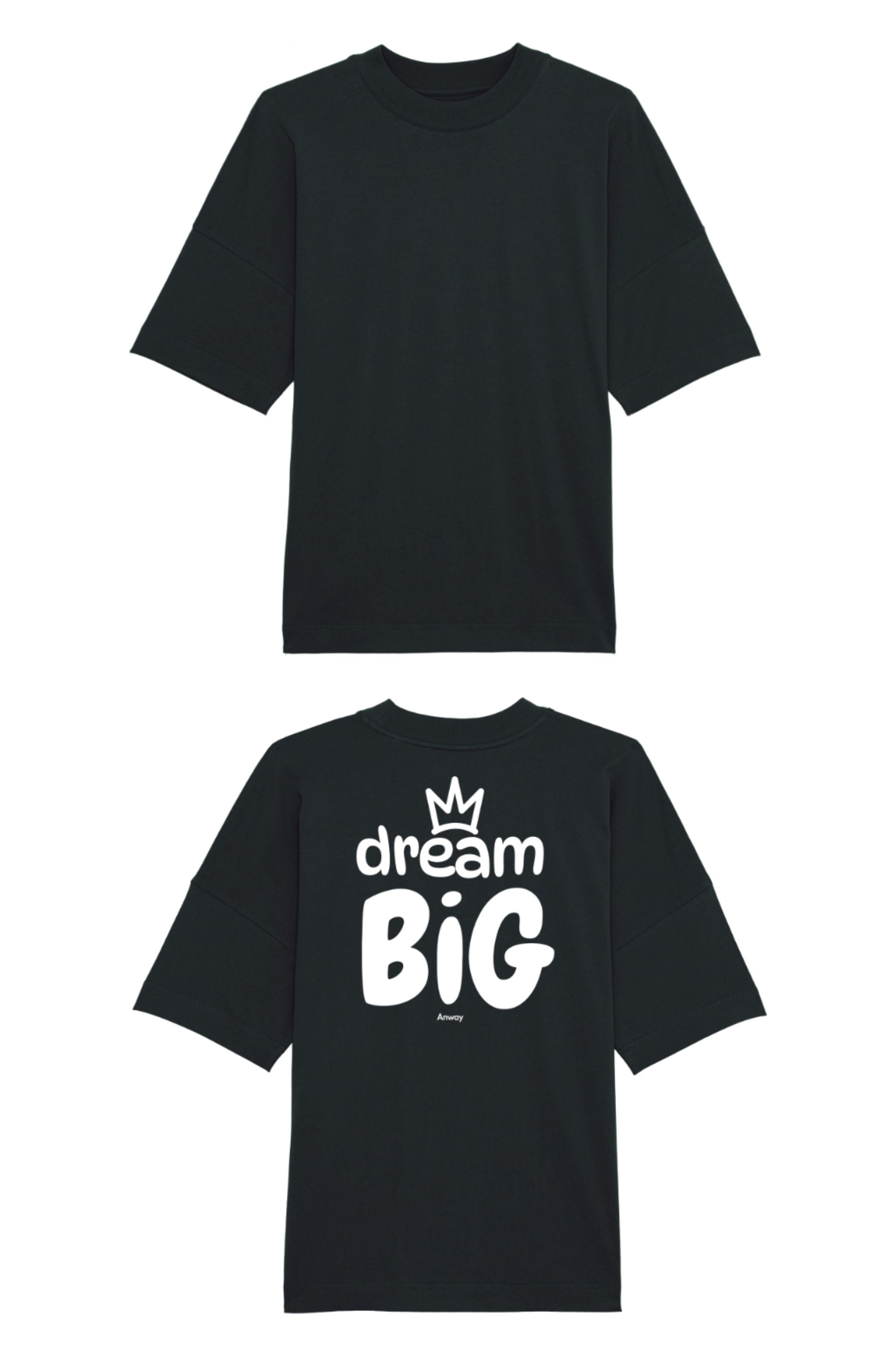 Oversized T-Shirt aus 100 % Bio-Baumwolle mit weitem, modernem Schnitt, erhältlich in Schwarz, Weiss und Natur. Individuell gestaltbar mit Wunschmotiv und frei wählbarer Platzierung. Weiche Qualität, überschnittene Ärmelansätze und lässiger Style für maximalen Tragekomfort. Grosser Schriftzug „dream BIG“ mit Krone darüber auf der Rückseite.
