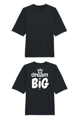 Oversized T-Shirt aus 100 % Bio-Baumwolle mit weitem, modernem Schnitt, erhältlich in Schwarz, Weiss und Natur. Individuell gestaltbar mit Wunschmotiv und frei wählbarer Platzierung. Weiche Qualität, überschnittene Ärmelansätze und lässiger Style für maximalen Tragekomfort. Grosser Schriftzug „dream BIG“ mit Krone darüber auf der Rückseite.