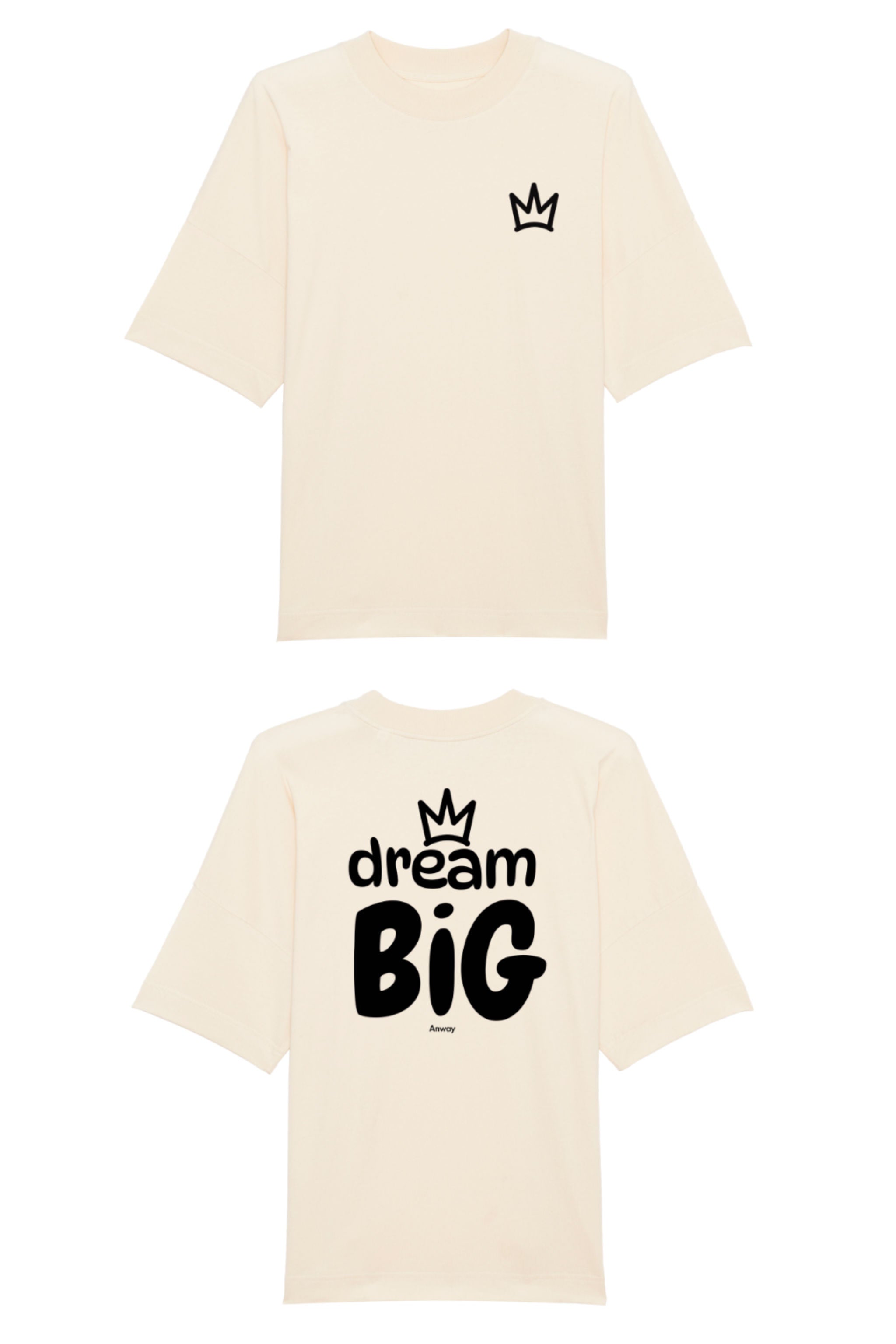 Oversized T-Shirt aus 100 % Bio-Baumwolle mit weitem, modernem Schnitt, erhältlich in Schwarz, Weiss und Natur. Individuell gestaltbar mit Wunschmotiv und frei wählbarer Platzierung. Weiche Qualität, überschnittene Ärmelansätze und lässiger Style für maximalen Tragekomfort. Vorderseite: Krone auf der linken Brust. Rückseite: Grosser Schriftzug „dream BIG“ mit Krone darüber.