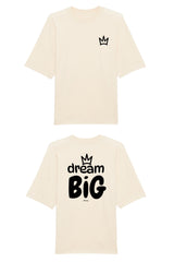 Oversized T-Shirt aus 100 % Bio-Baumwolle mit weitem, modernem Schnitt, erhältlich in Schwarz, Weiss und Natur. Individuell gestaltbar mit Wunschmotiv und frei wählbarer Platzierung. Weiche Qualität, überschnittene Ärmelansätze und lässiger Style für maximalen Tragekomfort. Vorderseite: Krone auf der linken Brust. Rückseite: Grosser Schriftzug „dream BIG“ mit Krone darüber.