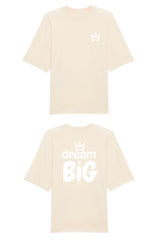 Oversized T-Shirt aus 100 % Bio-Baumwolle mit weitem, modernem Schnitt, erhältlich in Schwarz, Weiss und Natur. Individuell gestaltbar mit Wunschmotiv und frei wählbarer Platzierung. Weiche Qualität, überschnittene Ärmelansätze und lässiger Style für maximalen Tragekomfort. Vorderseite: Krone auf der linken Brust. Rückseite: Grosser Schriftzug „dream BIG“ mit Krone darüber.
