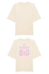Oversized T-Shirt aus 100 % Bio-Baumwolle mit weitem, modernem Schnitt, erhältlich in Schwarz, Weiss und Natur. Individuell gestaltbar mit Wunschmotiv und frei wählbarer Platzierung. Weiche Qualität, überschnittene Ärmelansätze und lässiger Style für maximalen Tragekomfort. Grosser Schriftzug „dream BIG“ mit Krone darüber auf der Rückseite.