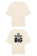Oversized T-Shirt aus 100 % Bio-Baumwolle mit weitem, modernem Schnitt, erhältlich in Schwarz, Weiss und Natur. Individuell gestaltbar mit Wunschmotiv und frei wählbarer Platzierung. Weiche Qualität, überschnittene Ärmelansätze und lässiger Style für maximalen Tragekomfort. Grosser Schriftzug „dream BIG“ mit Krone darüber auf der Rückseite.
