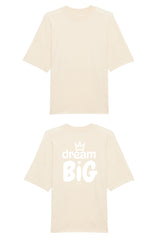 Oversized T-Shirt aus 100 % Bio-Baumwolle mit weitem, modernem Schnitt, erhältlich in Schwarz, Weiss und Natur. Individuell gestaltbar mit Wunschmotiv und frei wählbarer Platzierung. Weiche Qualität, überschnittene Ärmelansätze und lässiger Style für maximalen Tragekomfort. Grosser Schriftzug „dream BIG“ mit Krone darüber auf der Rückseite.