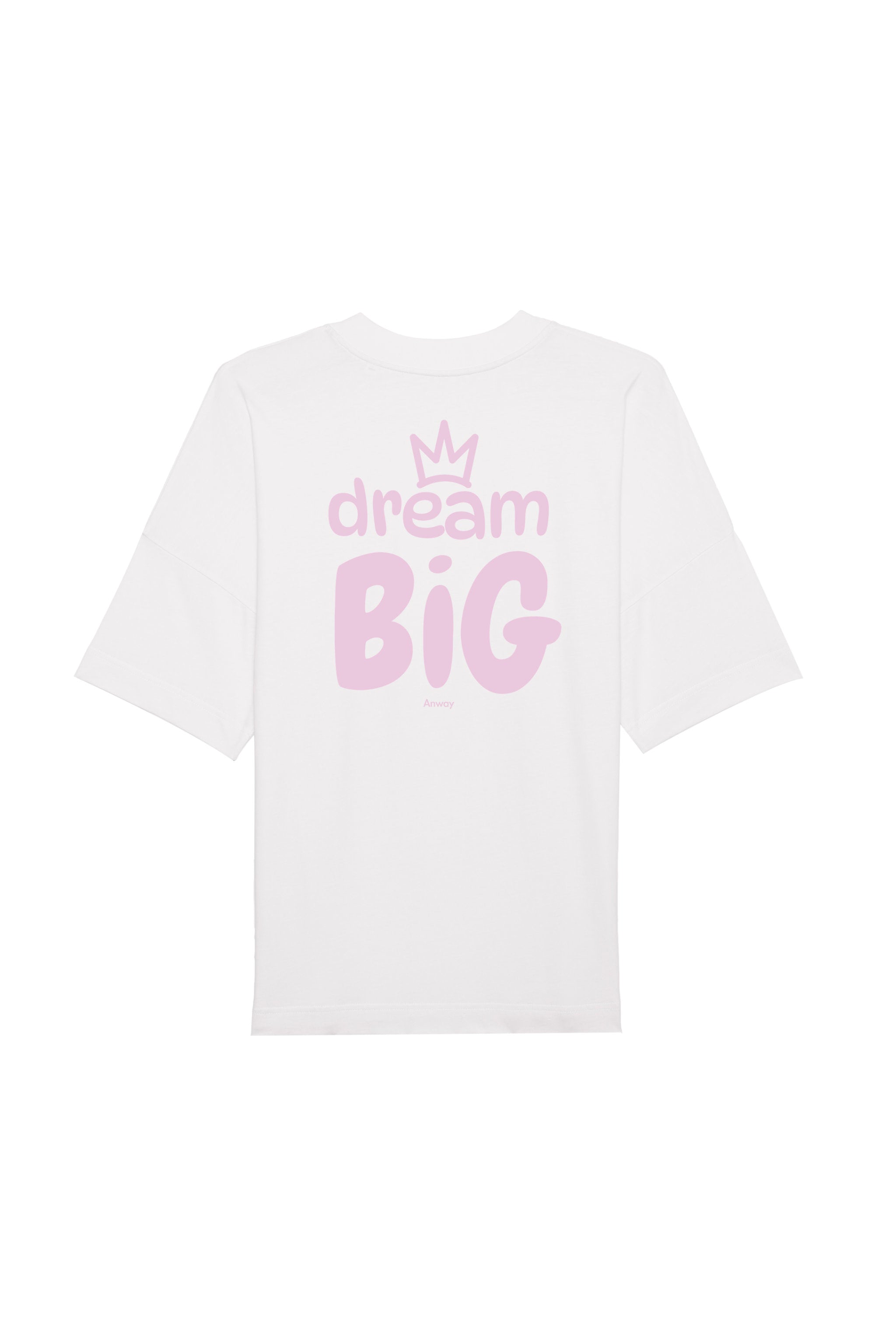 Oversized T-Shirt aus 100 % Bio-Baumwolle mit weitem, modernem Schnitt, erhältlich in Schwarz, Weiss und Natur. Individuell gestaltbar mit Wunschmotiv und frei wählbarer Platzierung. Weiche Qualität, überschnittene Ärmelansätze und lässiger Style für maximalen Tragekomfort. Vorderseite: Krone auf der linken Brust. Rückseite: Grosser Schriftzug „dream BIG“ mit Krone darüber.