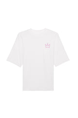Oversized T-Shirt aus 100 % Bio-Baumwolle mit weitem, modernem Schnitt, erhältlich in Schwarz, Weiss und Natur. Individuell gestaltbar mit Wunschmotiv und frei wählbarer Platzierung. Weiche Qualität, überschnittene Ärmelansätze und lässiger Style für maximalen Tragekomfort. Vorderseite: Krone auf der linken Brust. Rückseite: Grosser Schriftzug „dream BIG“ mit Krone darüber.