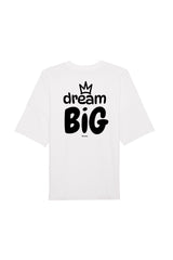 Oversized T-Shirt aus 100 % Bio-Baumwolle mit weitem, modernem Schnitt, erhältlich in Schwarz, Weiss und Natur. Individuell gestaltbar mit Wunschmotiv und frei wählbarer Platzierung. Weiche Qualität, überschnittene Ärmelansätze und lässiger Style für maximalen Tragekomfort. Vorderseite: Krone auf der linken Brust. Rückseite: Grosser Schriftzug „dream BIG“ mit Krone darüber.