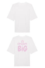 Oversized T-Shirt aus 100 % Bio-Baumwolle mit weitem, modernem Schnitt, erhältlich in Schwarz, Weiss und Natur. Individuell gestaltbar mit Wunschmotiv und frei wählbarer Platzierung. Weiche Qualität, überschnittene Ärmelansätze und lässiger Style für maximalen Tragekomfort. Grosser Schriftzug „dream BIG“ mit Krone darüber auf der Rückseite.