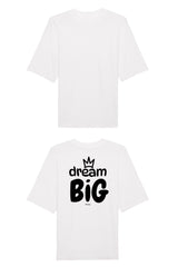 Oversized T-Shirt aus 100 % Bio-Baumwolle mit weitem, modernem Schnitt, erhältlich in Schwarz, Weiss und Natur. Individuell gestaltbar mit Wunschmotiv und frei wählbarer Platzierung. Weiche Qualität, überschnittene Ärmelansätze und lässiger Style für maximalen Tragekomfort. Grosser Schriftzug „dream BIG“ mit Krone darüber auf der Rückseite.