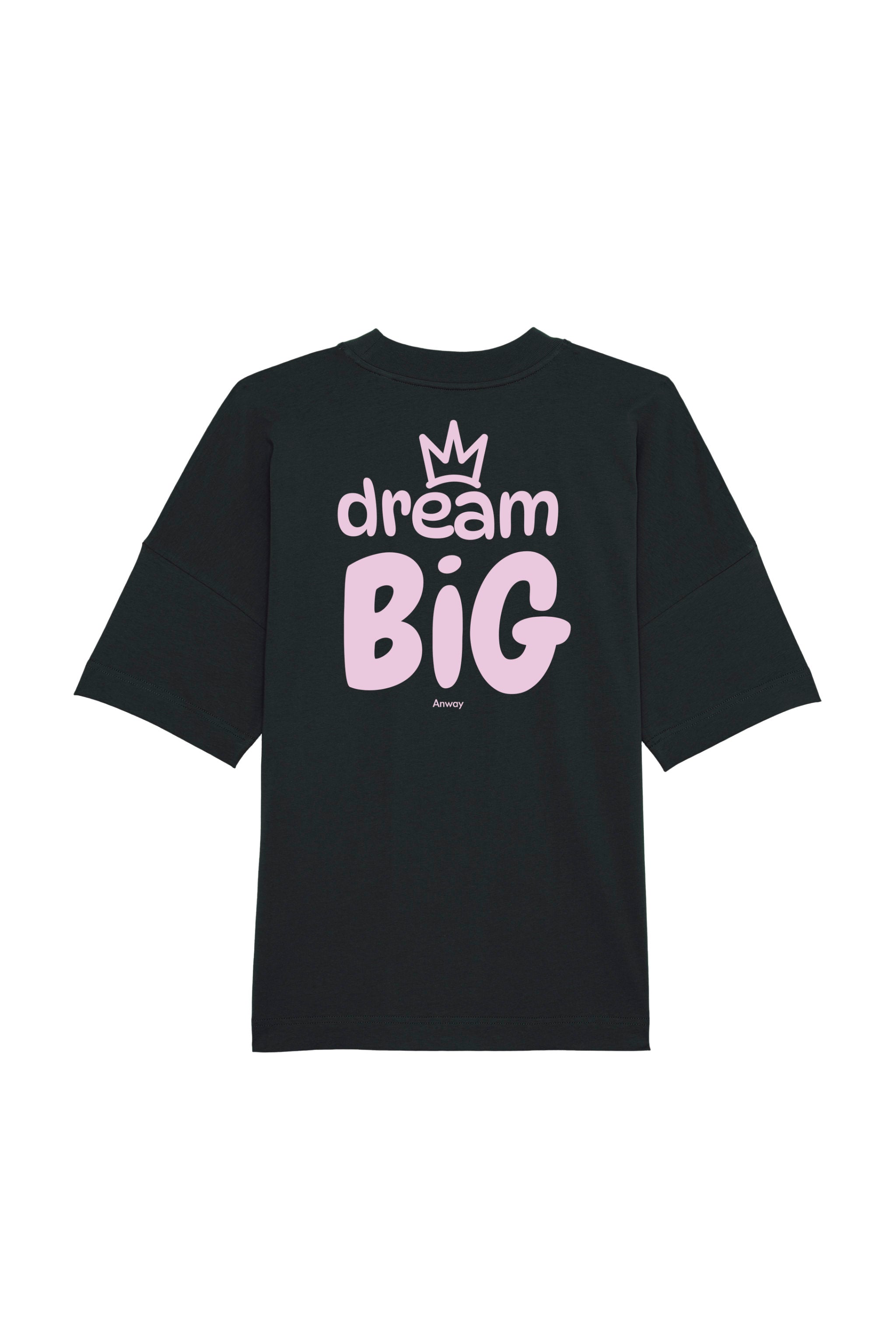 Oversized T-Shirt aus 100 % Bio-Baumwolle mit weitem, modernem Schnitt, erhältlich in Schwarz, Weiss und Natur. Individuell gestaltbar mit Wunschmotiv und frei wählbarer Platzierung. Weiche Qualität, überschnittene Ärmelansätze und lässiger Style für maximalen Tragekomfort. Grosser Schriftzug „dream BIG“ mit Krone darüber auf der Rückseite.