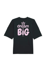 Oversized T-Shirt aus 100 % Bio-Baumwolle mit weitem, modernem Schnitt, erhältlich in Schwarz, Weiss und Natur. Individuell gestaltbar mit Wunschmotiv und frei wählbarer Platzierung. Weiche Qualität, überschnittene Ärmelansätze und lässiger Style für maximalen Tragekomfort. Grosser Schriftzug „dream BIG“ mit Krone darüber auf der Rückseite.