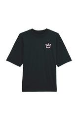 Oversized T-Shirt aus 100 % Bio-Baumwolle mit weitem, modernem Schnitt, erhältlich in Schwarz, Weiss und Natur. Individuell gestaltbar mit Wunschmotiv und frei wählbarer Platzierung. Weiche Qualität, überschnittene Ärmelansätze und lässiger Style für maximalen Tragekomfort. Vorderseite: Krone auf der linken Brust. Rückseite: Grosser Schriftzug „dream BIG“ mit Krone darüber.