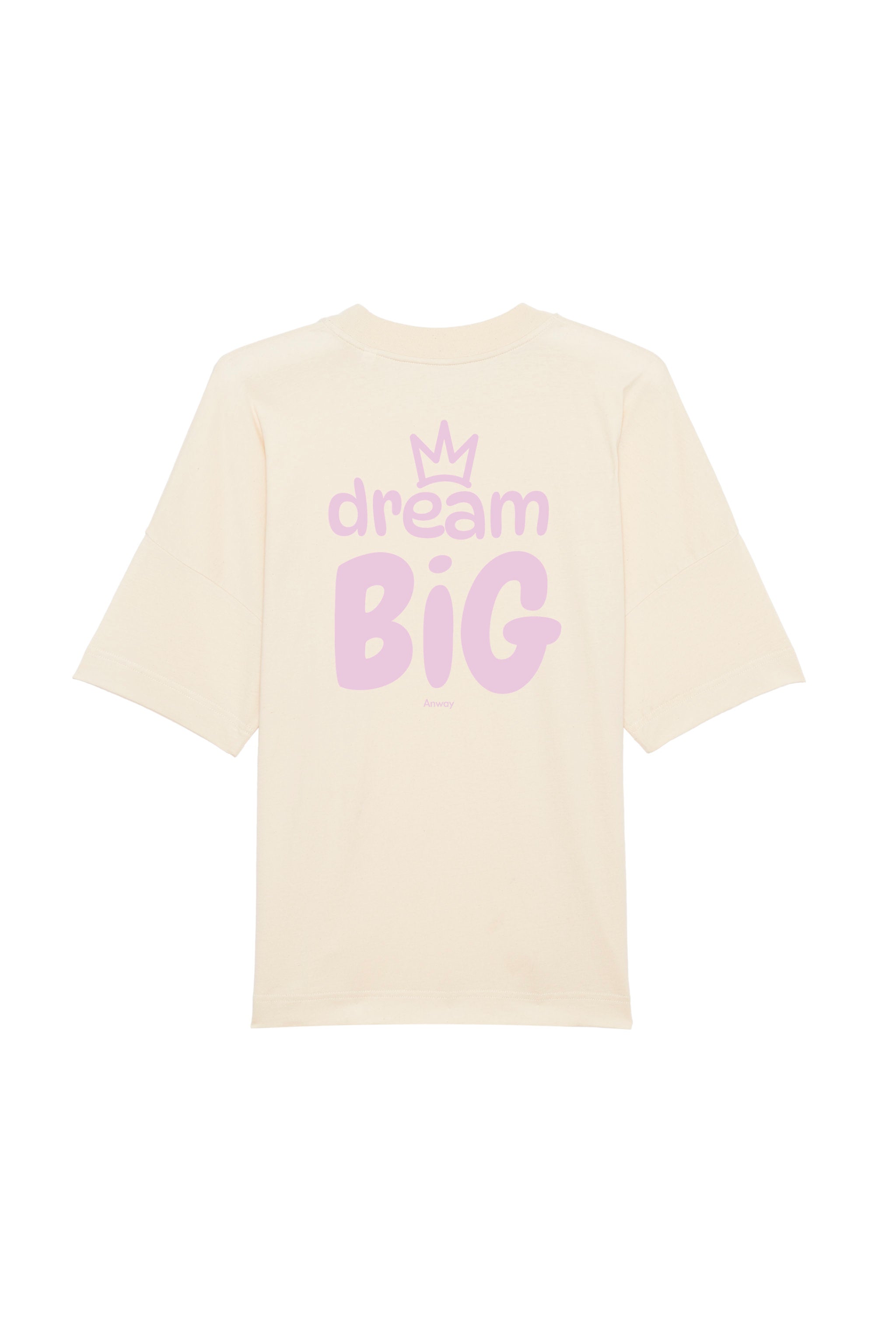 Oversized T-Shirt aus 100 % Bio-Baumwolle mit weitem, modernem Schnitt, erhältlich in Schwarz, Weiss und Natur. Individuell gestaltbar mit Wunschmotiv und frei wählbarer Platzierung. Weiche Qualität, überschnittene Ärmelansätze und lässiger Style für maximalen Tragekomfort. Grosser Schriftzug „dream BIG“ mit Krone darüber auf der Rückseite.