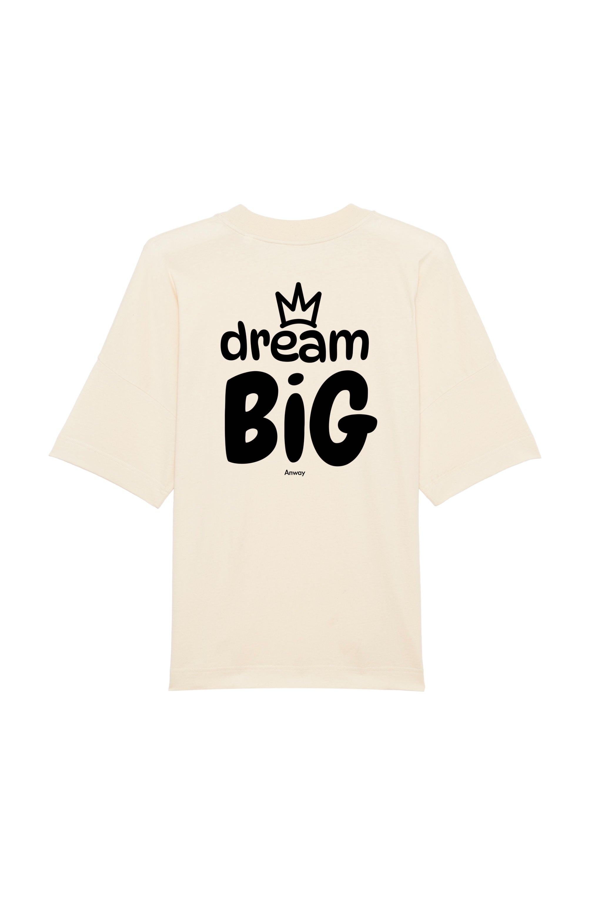 Oversized T-Shirt aus 100 % Bio-Baumwolle mit weitem, modernem Schnitt, erhältlich in Schwarz, Weiss und Natur. Individuell gestaltbar mit Wunschmotiv und frei wählbarer Platzierung. Weiche Qualität, überschnittene Ärmelansätze und lässiger Style für maximalen Tragekomfort. Vorderseite: Krone auf der linken Brust. Rückseite: Grosser Schriftzug „dream BIG“ mit Krone darüber.