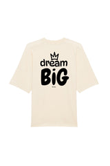 Oversized T-Shirt aus 100 % Bio-Baumwolle mit weitem, modernem Schnitt, erhältlich in Schwarz, Weiss und Natur. Individuell gestaltbar mit Wunschmotiv und frei wählbarer Platzierung. Weiche Qualität, überschnittene Ärmelansätze und lässiger Style für maximalen Tragekomfort. Grosser Schriftzug „dream BIG“ mit Krone darüber auf der Rückseite.