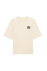 Oversized T-Shirt aus 100 % Bio-Baumwolle mit weitem, modernem Schnitt, erhältlich in Schwarz, Weiss und Natur. Individuell gestaltbar mit Wunschmotiv und frei wählbarer Platzierung. Weiche Qualität, überschnittene Ärmelansätze und lässiger Style für maximalen Tragekomfort. Vorderseite: Krone auf der linken Brust. Rückseite: Grosser Schriftzug „dream BIG“ mit Krone darüber.