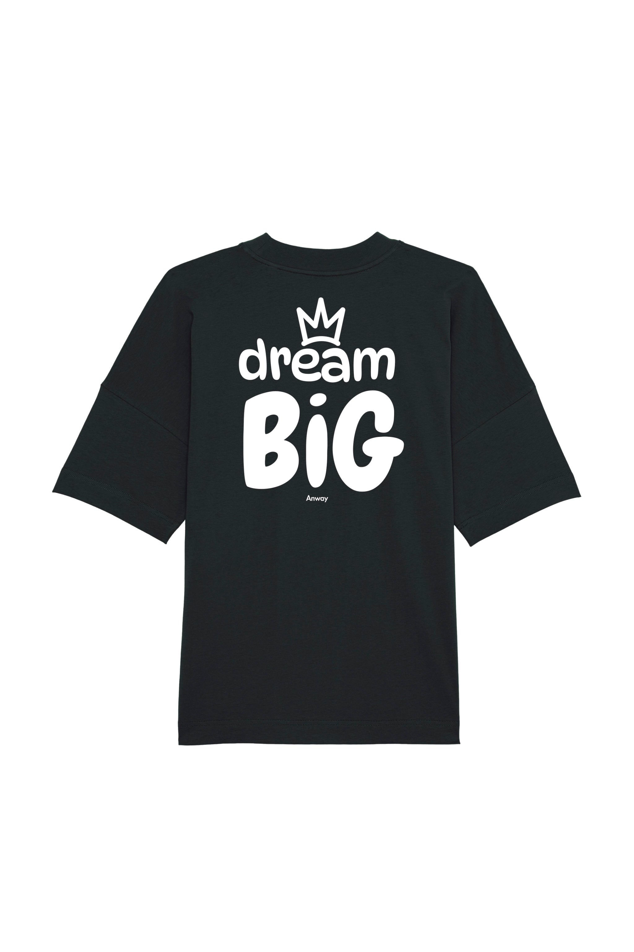 Oversized T-Shirt aus 100 % Bio-Baumwolle mit weitem, modernem Schnitt, erhältlich in Schwarz, Weiss und Natur. Individuell gestaltbar mit Wunschmotiv und frei wählbarer Platzierung. Weiche Qualität, überschnittene Ärmelansätze und lässiger Style für maximalen Tragekomfort. Grosser Schriftzug „dream BIG“ mit Krone darüber auf der Rückseite.