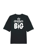 Oversized T-Shirt aus 100 % Bio-Baumwolle mit weitem, modernem Schnitt, erhältlich in Schwarz, Weiss und Natur. Individuell gestaltbar mit Wunschmotiv und frei wählbarer Platzierung. Weiche Qualität, überschnittene Ärmelansätze und lässiger Style für maximalen Tragekomfort. Vorderseite: Krone auf der linken Brust. Rückseite: Grosser Schriftzug „dream BIG“ mit Krone darüber.