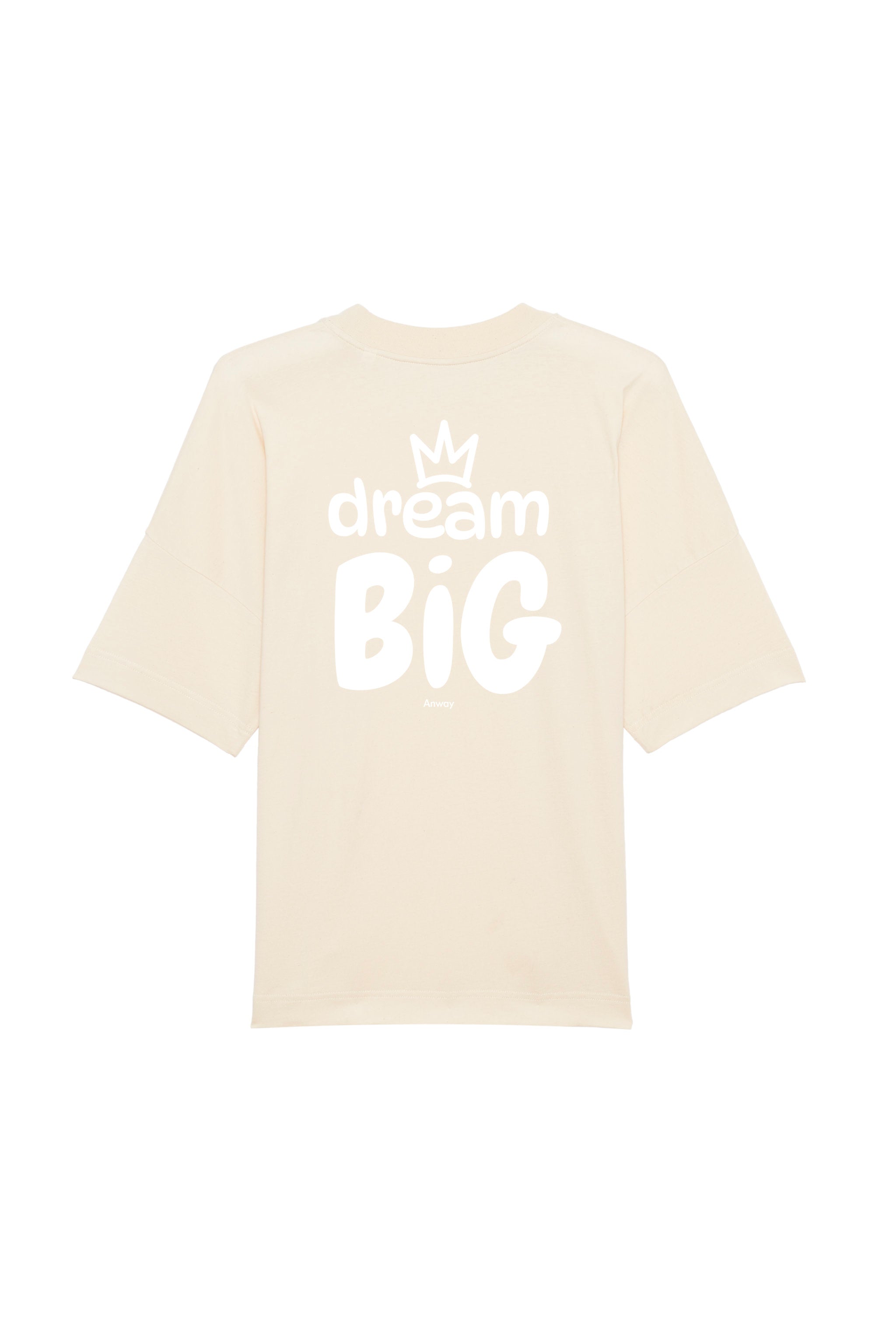 Oversized T-Shirt aus 100 % Bio-Baumwolle mit weitem, modernem Schnitt, erhältlich in Schwarz, Weiss und Natur. Individuell gestaltbar mit Wunschmotiv und frei wählbarer Platzierung. Weiche Qualität, überschnittene Ärmelansätze und lässiger Style für maximalen Tragekomfort. Vorderseite: Krone auf der linken Brust. Rückseite: Grosser Schriftzug „dream BIG“ mit Krone darüber.