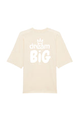 Oversized T-Shirt aus 100 % Bio-Baumwolle mit weitem, modernem Schnitt, erhältlich in Schwarz, Weiss und Natur. Individuell gestaltbar mit Wunschmotiv und frei wählbarer Platzierung. Weiche Qualität, überschnittene Ärmelansätze und lässiger Style für maximalen Tragekomfort. Grosser Schriftzug „dream BIG“ mit Krone darüber auf der Rückseite.
