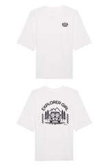 Oversized T-Shirt aus 100 % Bio-Baumwolle mit weitem, modernem Schnitt, erhältlich in Schwarz, Weiss und Natur. Individuell gestaltbar mit Wunschmotiv und frei wählbarer Platzierung. Weiche Qualität, überschnittene Ärmelansätze und lässiger Style für maximalen Tragekomfort. Mit Aufdruck auf dem Rücken "EXPLORER GIRL", einem VW-Bus, Tannen und Bergen und einem kleinen Aufdruck auf der linken Brust – modernes Design für Outdoor-Liebhaberinnen.