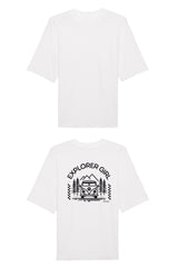 Oversized T-Shirt aus 100 % Bio-Baumwolle mit weitem, modernem Schnitt, erhältlich in Schwarz, Weiss und Natur. Individuell gestaltbar mit Wunschmotiv und frei wählbarer Platzierung. Weiche Qualität, überschnittene Ärmelansätze und lässiger Style für maximalen Tragekomfort. Mit Aufdruck auf dem Rücken "EXPLORER GIRL", einem VW-Bus, Tannen und Bergen – modernes Design für Outdoor-Liebhaberinnen.