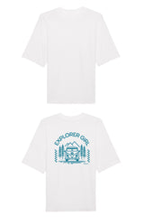 Oversized T-Shirt aus 100 % Bio-Baumwolle mit weitem, modernem Schnitt, erhältlich in Schwarz, Weiss und Natur. Individuell gestaltbar mit Wunschmotiv und frei wählbarer Platzierung. Weiche Qualität, überschnittene Ärmelansätze und lässiger Style für maximalen Tragekomfort. Mit Aufdruck auf dem Rücken "EXPLORER GIRL", einem VW-Bus, Tannen und Bergen – modernes Design für Outdoor-Liebhaberinnen.
