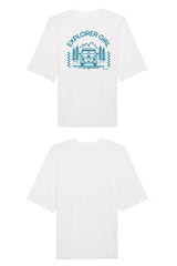 Oversized T-Shirt aus 100 % Bio-Baumwolle mit weitem, modernem Schnitt, erhältlich in Schwarz, Weiss und Natur. Individuell gestaltbar mit Wunschmotiv und frei wählbarer Platzierung. Weiche Qualität, überschnittene Ärmelansätze und lässiger Style für maximalen Tragekomfort. Mit Aufdruck "EXPLORER GIRL", einem VW-Bus, Tannen und Bergen auf der Vorderseite – modernes Design für Outdoor-Liebhaberinnen.