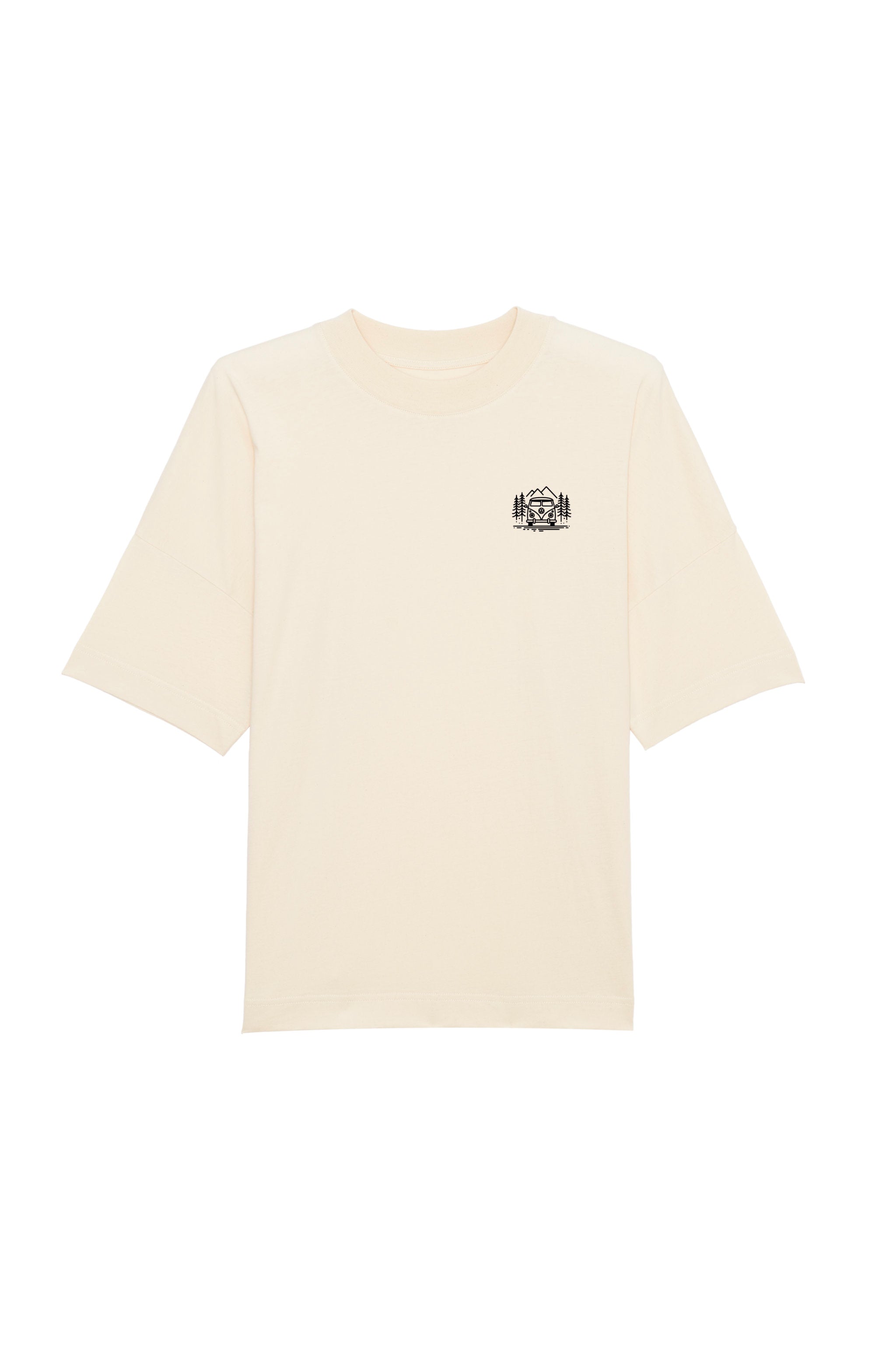 Oversized T-Shirt aus 100 % Bio-Baumwolle mit weitem, modernem Schnitt, erhältlich in Schwarz, Weiss und Natur. Individuell gestaltbar mit Wunschmotiv und frei wählbarer Platzierung. Weiche Qualität, überschnittene Ärmelansätze und lässiger Style für maximalen Tragekomfort. Mit Aufdruck auf dem Rücken "EXPLORER GIRL", einem VW-Bus, Tannen und Bergen und einem kleinen Aufdruck auf der linken Brust – modernes Design für Outdoor-Liebhaberinnen.