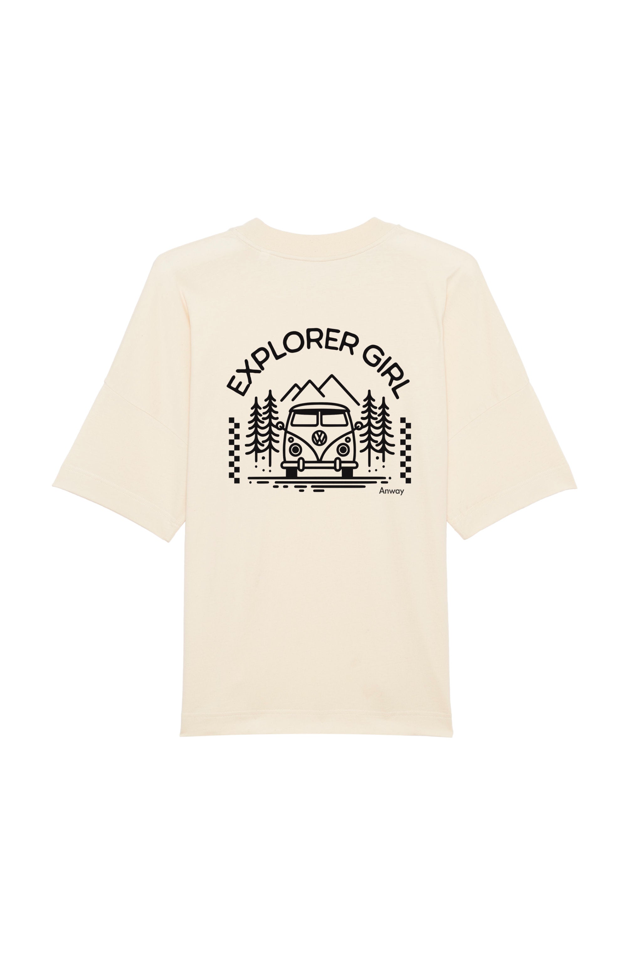 Oversized T-Shirt aus 100 % Bio-Baumwolle mit weitem, modernem Schnitt, erhältlich in Schwarz, Weiss und Natur. Individuell gestaltbar mit Wunschmotiv und frei wählbarer Platzierung. Weiche Qualität, überschnittene Ärmelansätze und lässiger Style für maximalen Tragekomfort. Mit Aufdruck auf dem Rücken "EXPLORER GIRL", einem VW-Bus, Tannen und Bergen und einem kleinen Aufdruck auf der linken Brust – modernes Design für Outdoor-Liebhaberinnen.