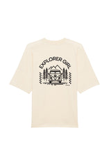 Oversized T-Shirt aus 100 % Bio-Baumwolle mit weitem, modernem Schnitt, erhältlich in Schwarz, Weiss und Natur. Individuell gestaltbar mit Wunschmotiv und frei wählbarer Platzierung. Weiche Qualität, überschnittene Ärmelansätze und lässiger Style für maximalen Tragekomfort. Mit Aufdruck auf dem Rücken "EXPLORER GIRL", einem VW-Bus, Tannen und Bergen – modernes Design für Outdoor-Liebhaberinnen.