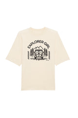 Oversized T-Shirt aus 100 % Bio-Baumwolle mit weitem, modernem Schnitt, erhältlich in Schwarz, Weiss und Natur. Individuell gestaltbar mit Wunschmotiv und frei wählbarer Platzierung. Weiche Qualität, überschnittene Ärmelansätze und lässiger Style für maximalen Tragekomfort. Mit Aufdruck "EXPLORER GIRL", einem VW-Bus, Tannen und Bergen auf der Vorderseite – modernes Design für Outdoor-Liebhaberinnen.
