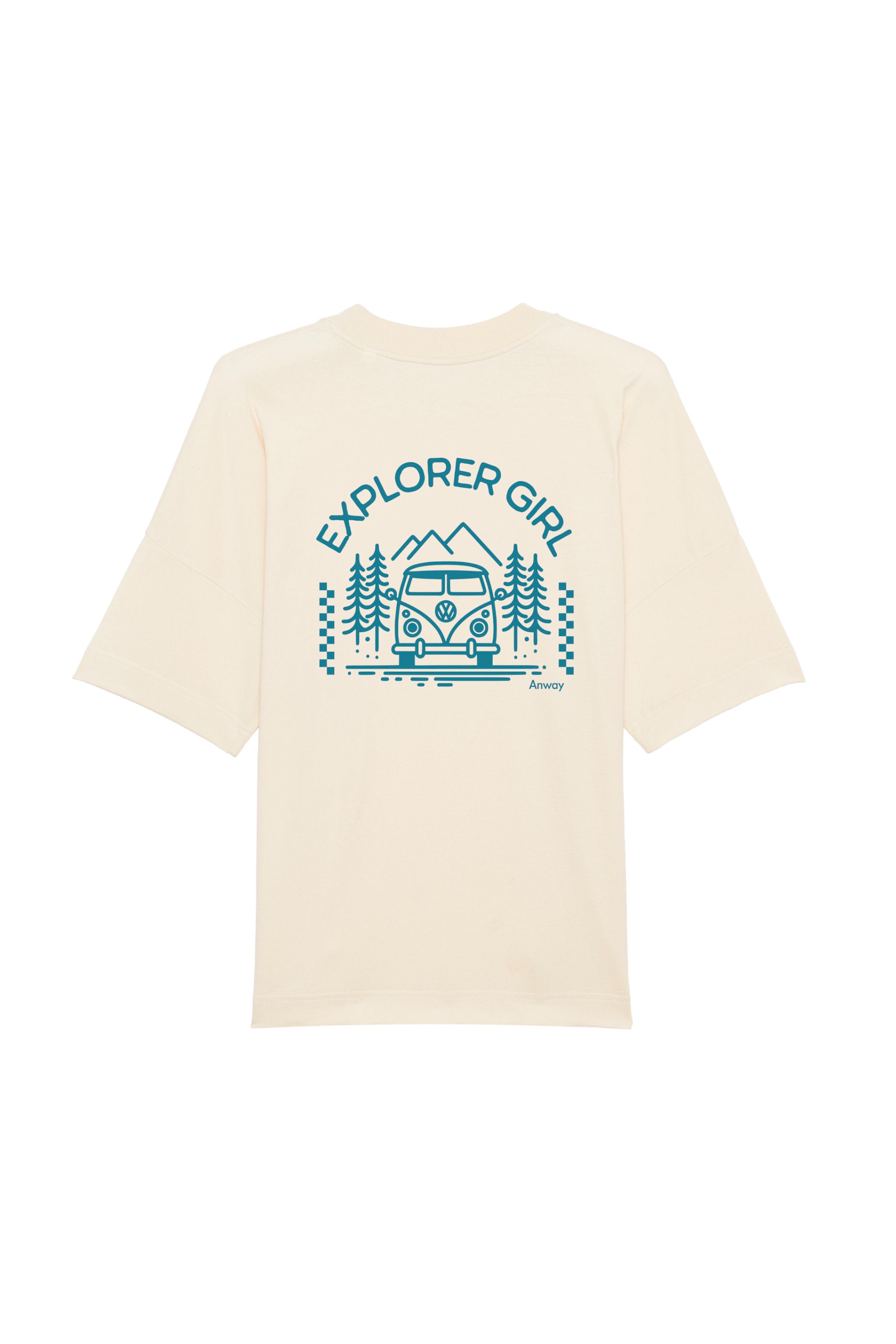 Oversized T-Shirt aus 100 % Bio-Baumwolle mit weitem, modernem Schnitt, erhältlich in Schwarz, Weiss und Natur. Individuell gestaltbar mit Wunschmotiv und frei wählbarer Platzierung. Weiche Qualität, überschnittene Ärmelansätze und lässiger Style für maximalen Tragekomfort. Mit Aufdruck auf dem Rücken "EXPLORER GIRL", einem VW-Bus, Tannen und Bergen – modernes Design für Outdoor-Liebhaberinnen.